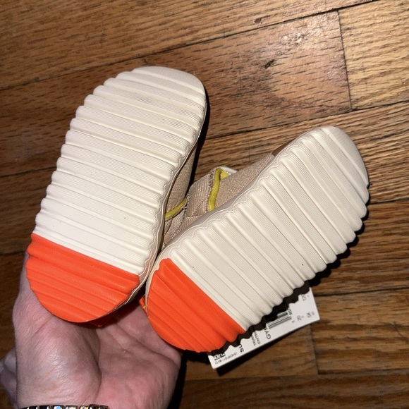 Toddler boy Adidas Winnie the Pooh shoes - Picture 3 of 3